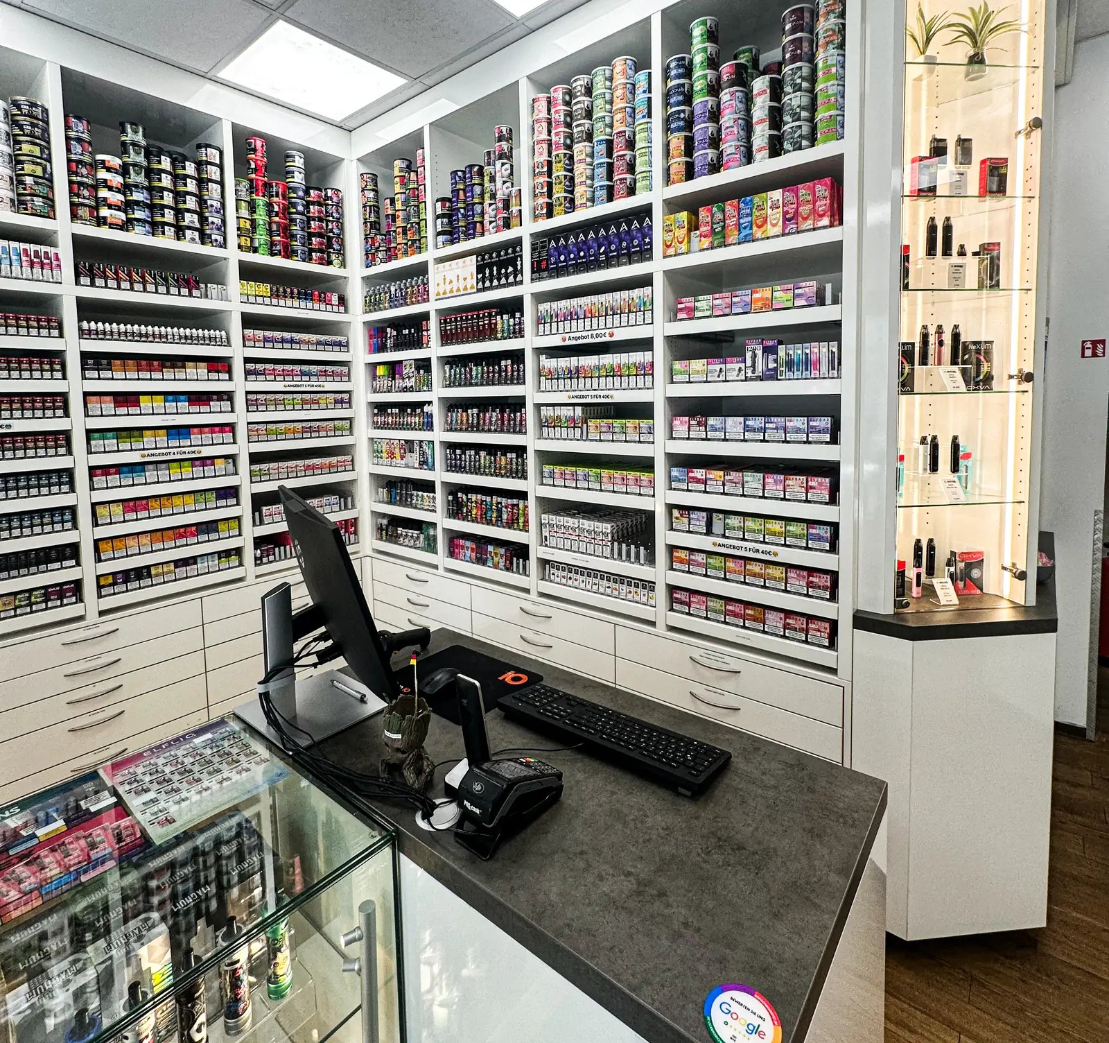 Theke mit Liquid-Wand im eSmoke Fachhandel Köln