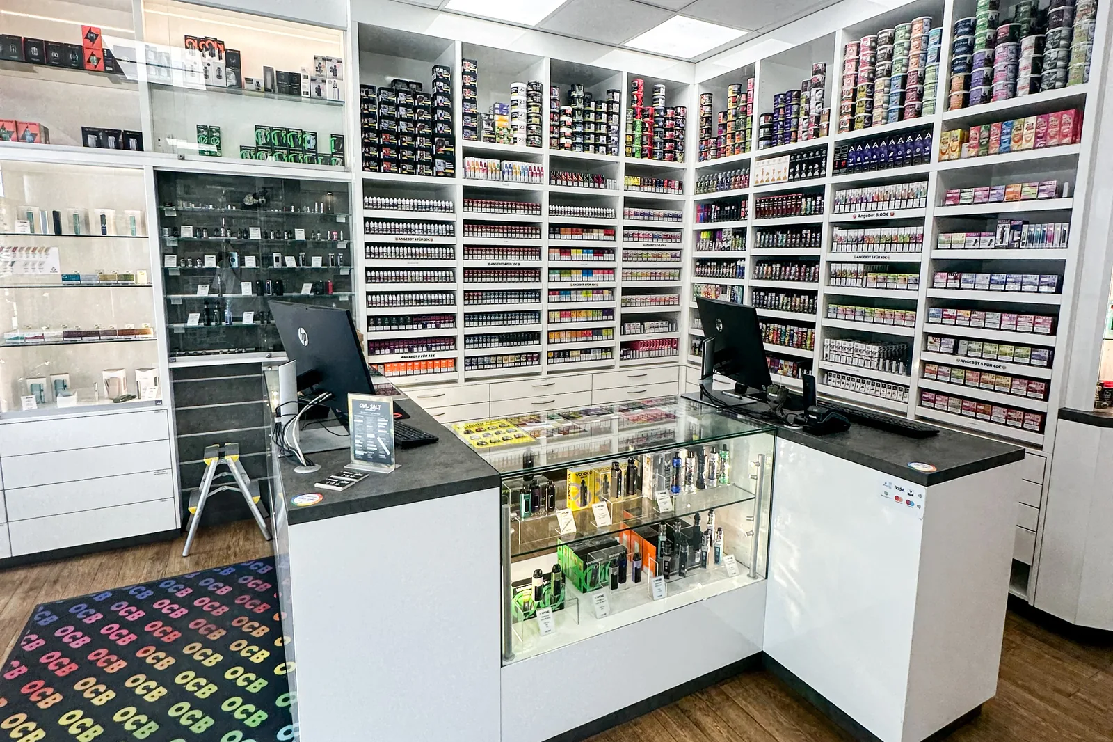 Pod-Vitrine an der Theke im ESMOKE-Fachhandel Köln