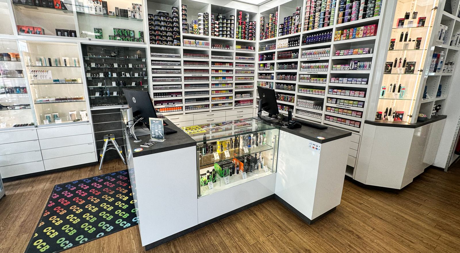 Pod-Wand mit Ersatzpods und Cartridges im ESMOKE-Fachhandel Köln
