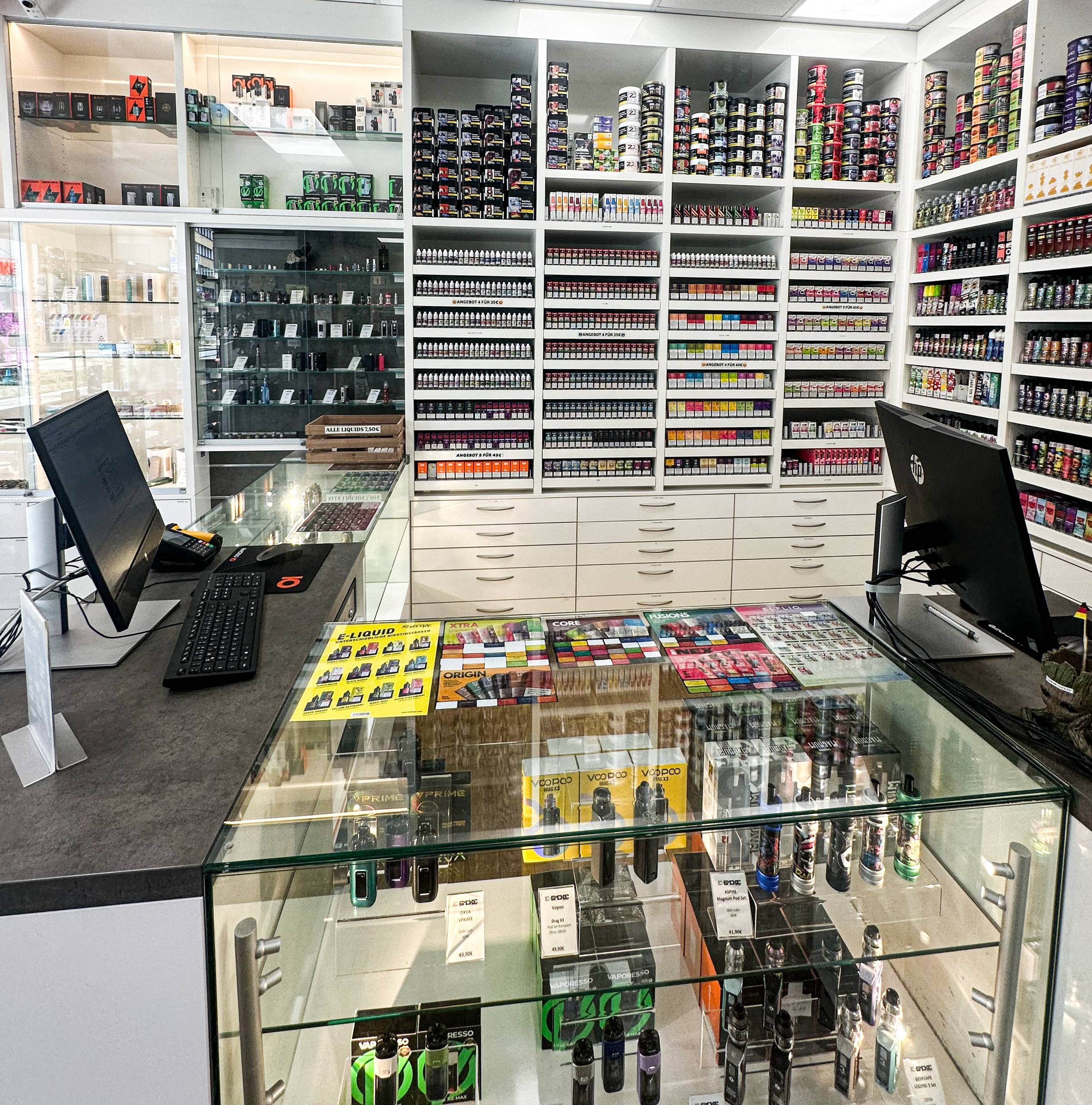 Theke und farbige Liquid-Wand im ESMOKE-Fachhandel Köln
