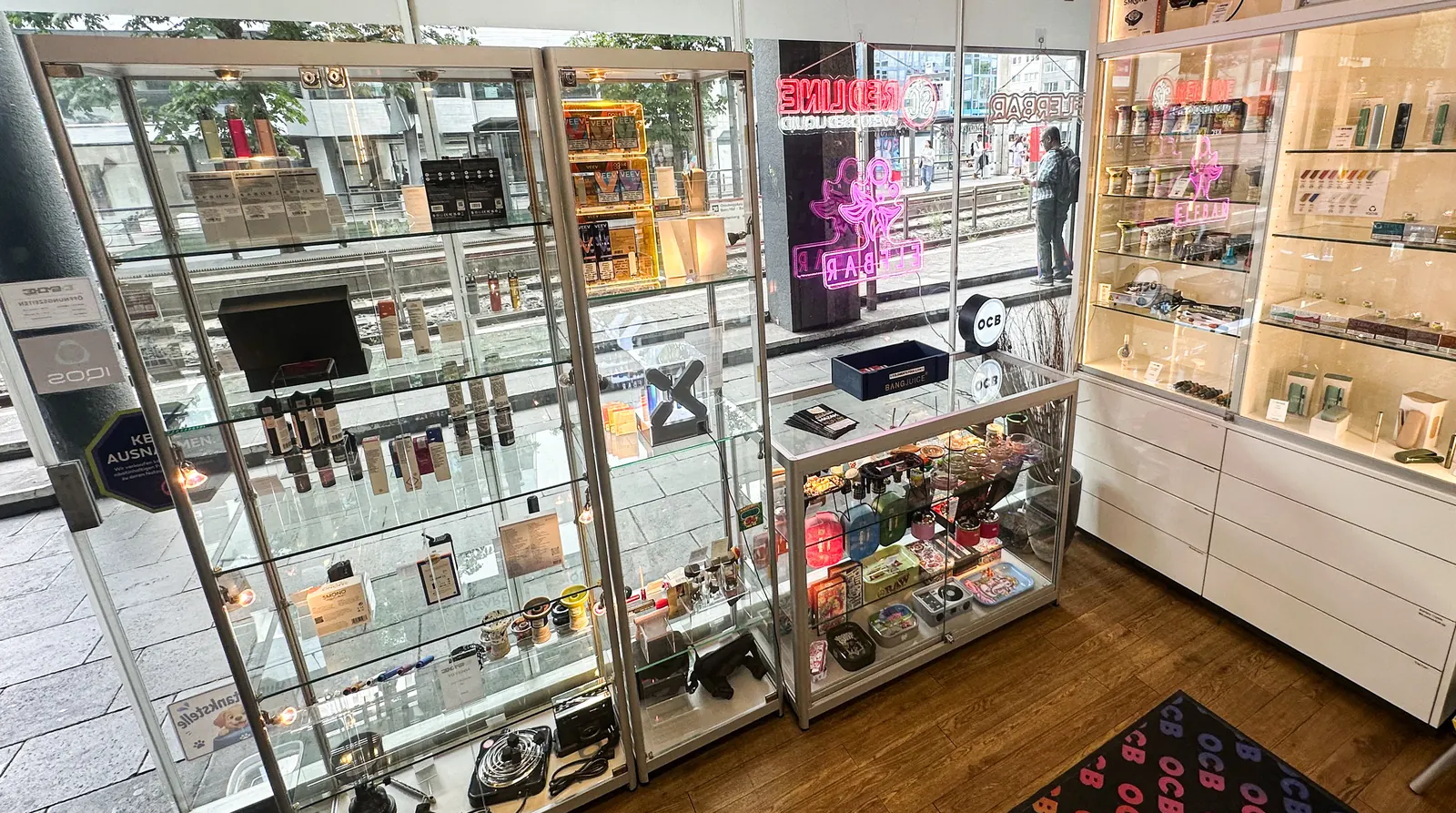 Gerätevitrine im ESMOKE-Fachhandel Köln