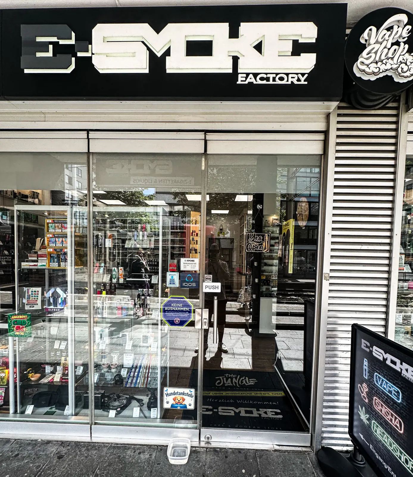 Farbiges ESMOKE-Schaufenster und Eingang am Pantaleonswall