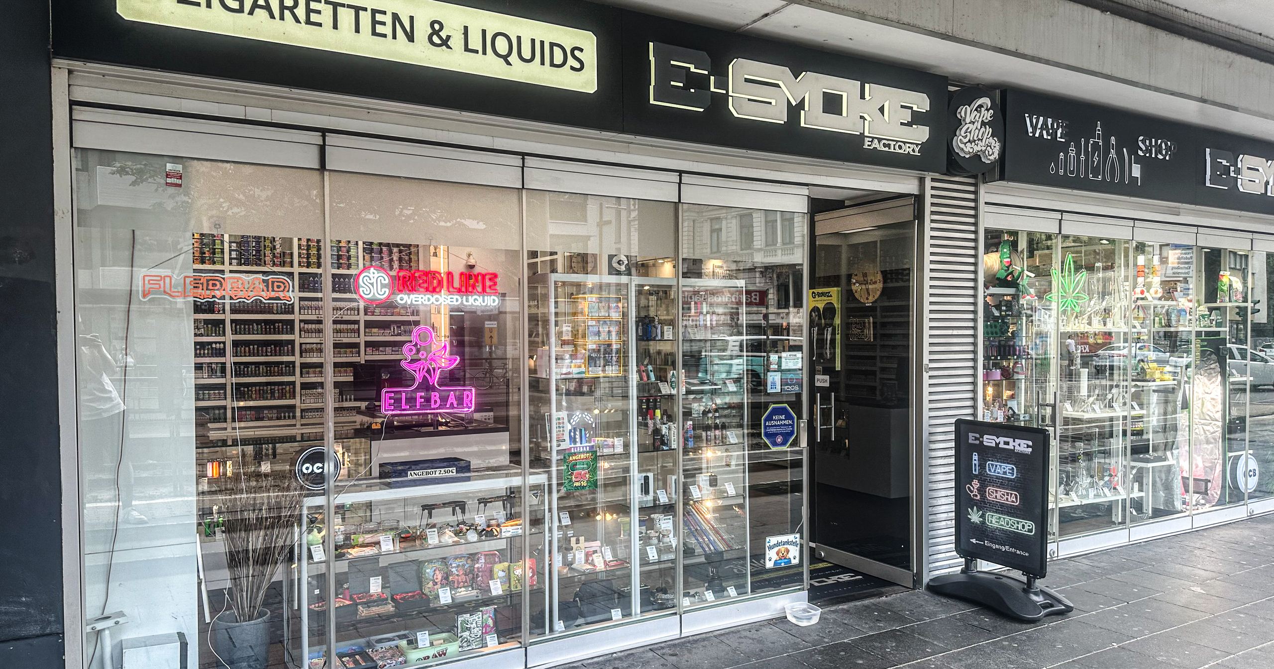 Schaufenster und Eingang des ESMOKE-Fachhandels am Pantaleonswall in Köln, Auslagen hinter Glas