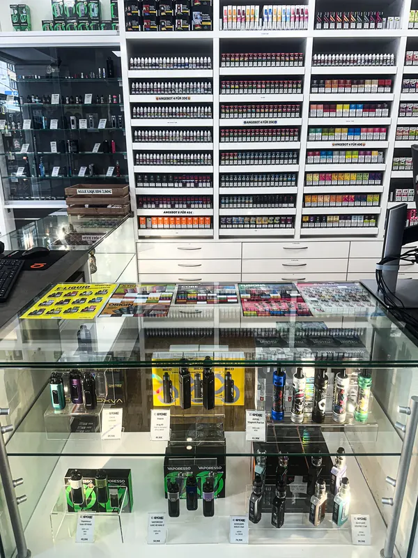 Farbige Vitrine mit Pod-Systemen im ESMOKE Laden