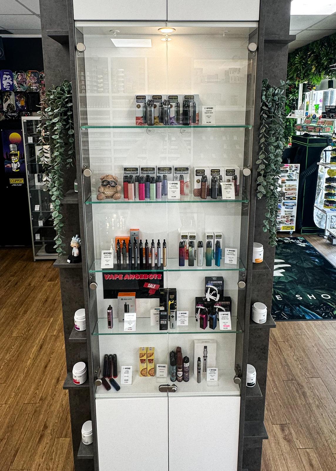 Vitrine mit Pod-Systemen und E-Zigaretten
